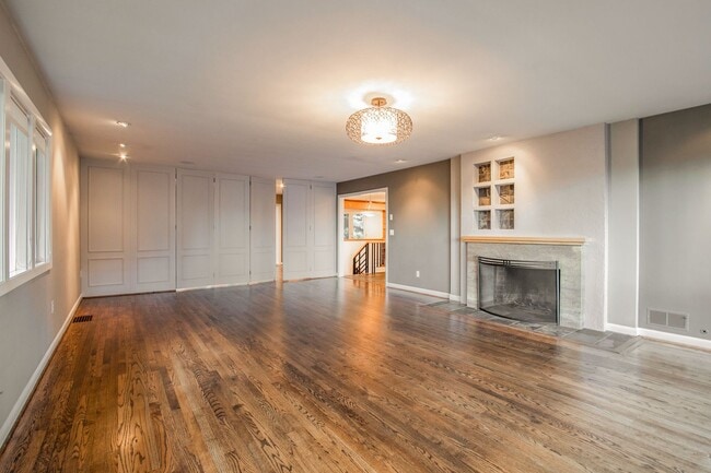 Building Photo - Portland Heights Home w/High-End Finishes! Double Range Viking Stove, Granite, Wood Floors, Sun R...
