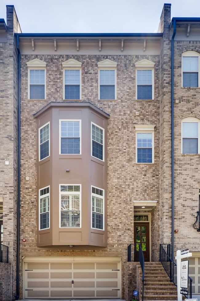 Building Photo - 1941 Ridgemont Ln