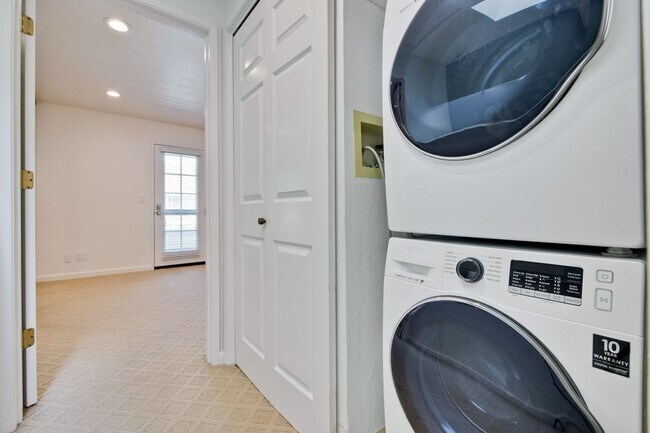 Building Photo - 2-Suite Townhome in Whisman Station Area | Easy Access to 101/237/85