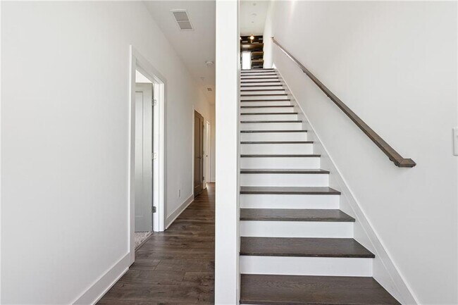 Building Photo - 1207 Chelsea Cir NW