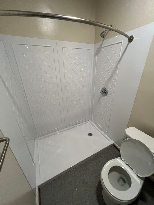 Building Photo - COMPLETELY REMODELED 2 BEDROOM HOUSE