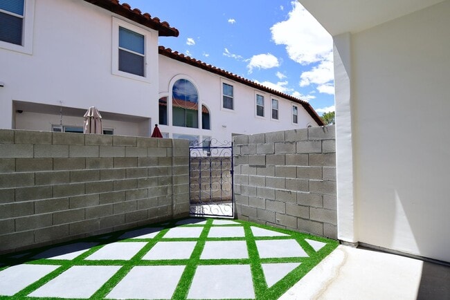 Building Photo - Charming Mediterranean-Style Townhome in G...