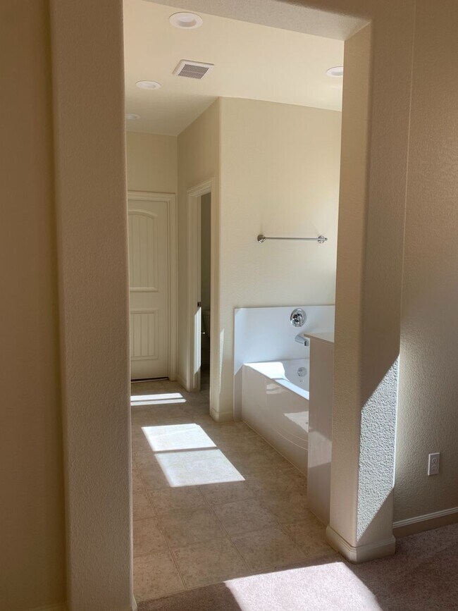 Building Photo - Spacious & Stylish 3 Bed, 2 Bath Home  Des...