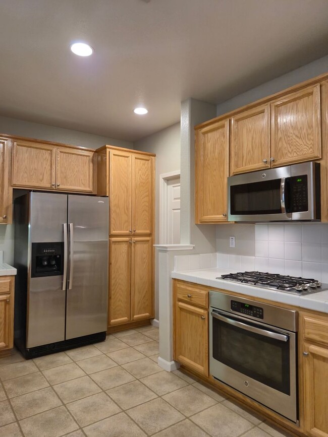 Building Photo - Now Leasing!! 3bd/2ba Gorgeous Single-Story Home Located In Roseville