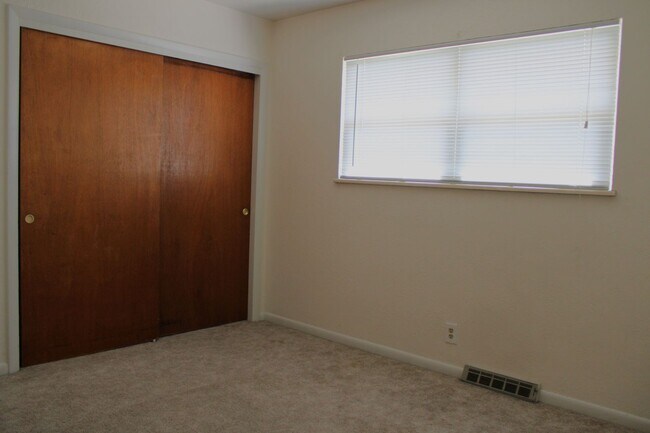 Building Photo - 3006 Butternut Dr