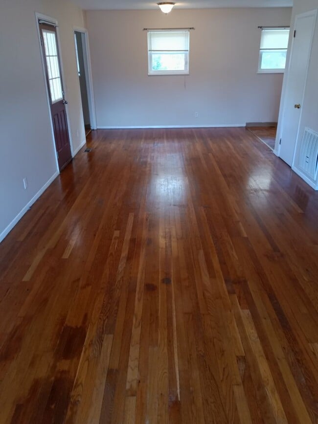 Building Photo - 3 Bedroom / 1 Bath Brick Ranch Home  Johnson City, TN