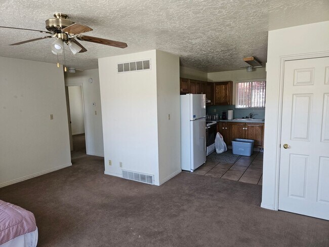 Building Photo - North Orem 2 bedroom/1 bath apartment - Pr...