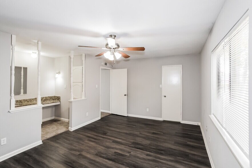 Building Photo - 2109 Kings Rd
