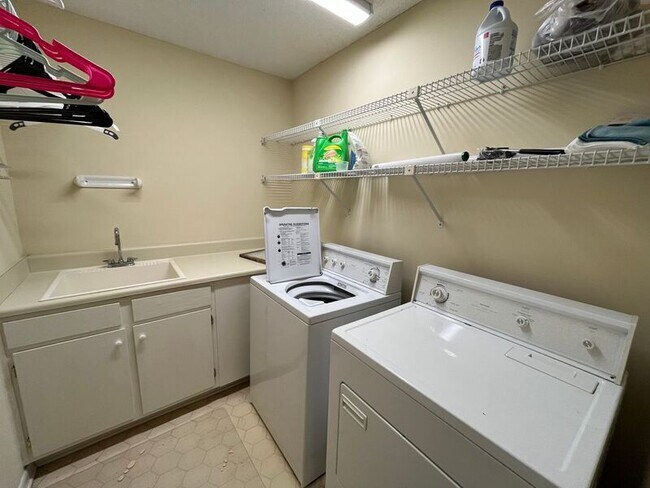 Building Photo - 11 Pinnacle Rd