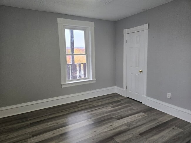 Building Photo - 123 Walnut St