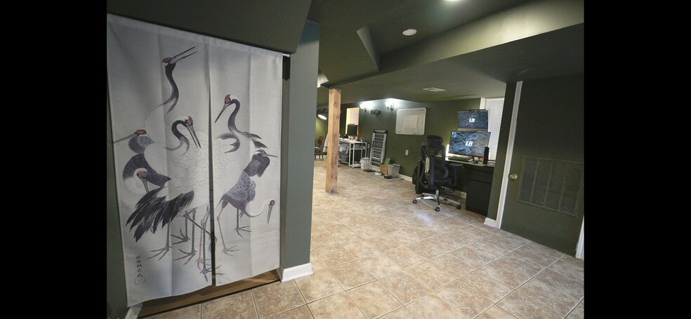 Building Photo - 2333 S Hoyne Ave