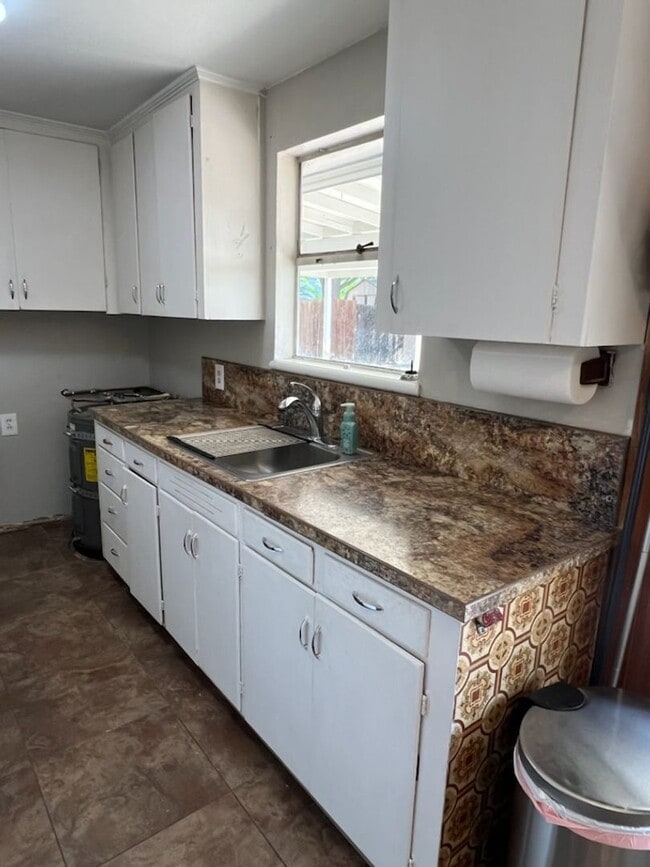 Building Photo - Cute 2 bed/1 bath home with fenced back yard & a/c!