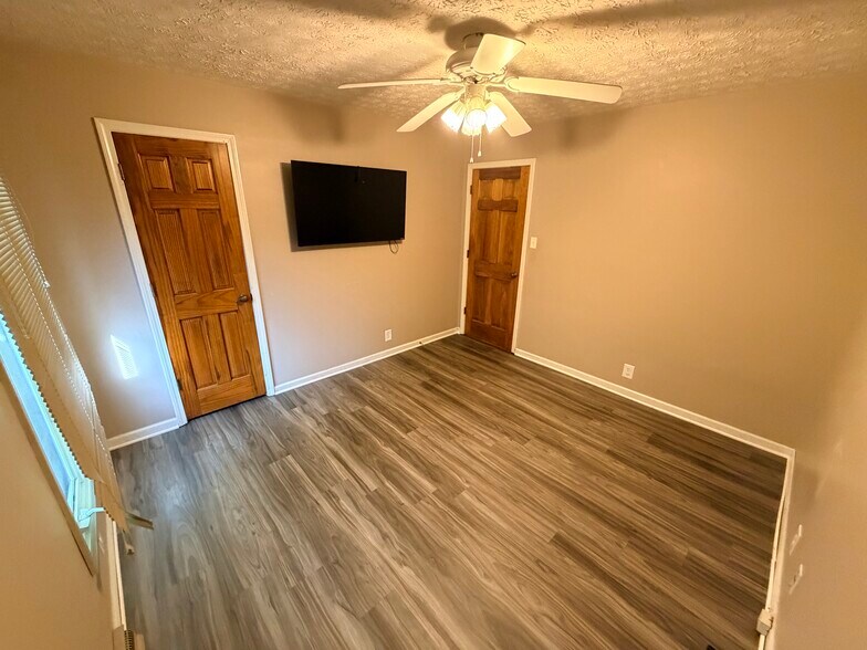Building Photo - 548 Queenswood Dr