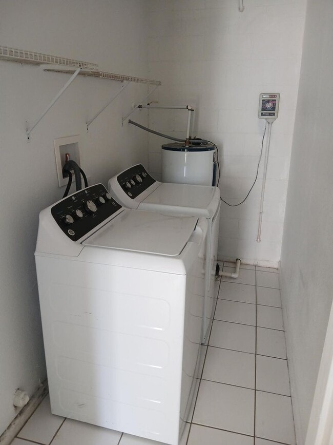 Building Photo - Remodeled, 4 Bedroom, 2 Bathroom close to schools, shopping and highways ...