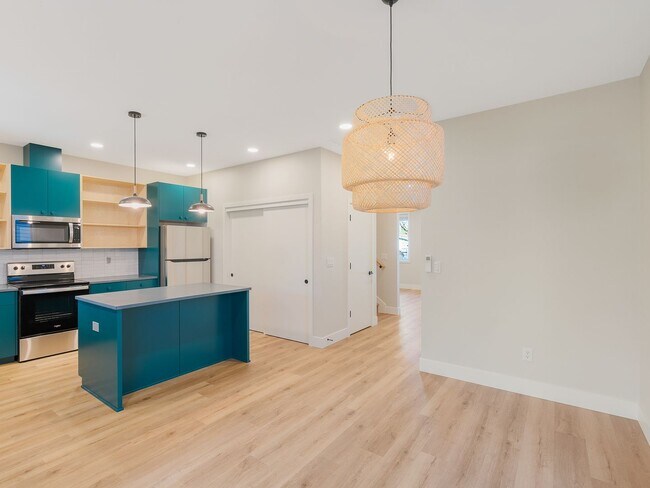 Building Photo - 3bed/2.5 Bath Duplex Unit New Construction...