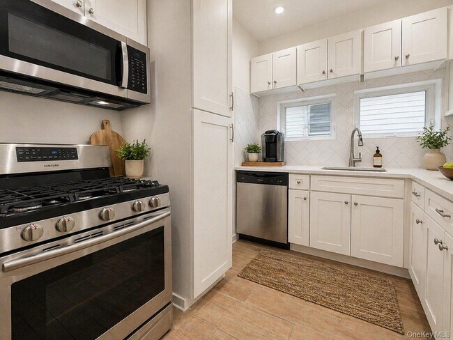 Building Photo - 14717 15th Avenue Unit 1FL