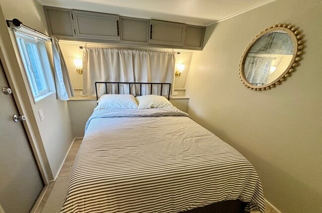 Building Photo - Bright & Newly Renovated FURNISHED 1-Bedroom Rental