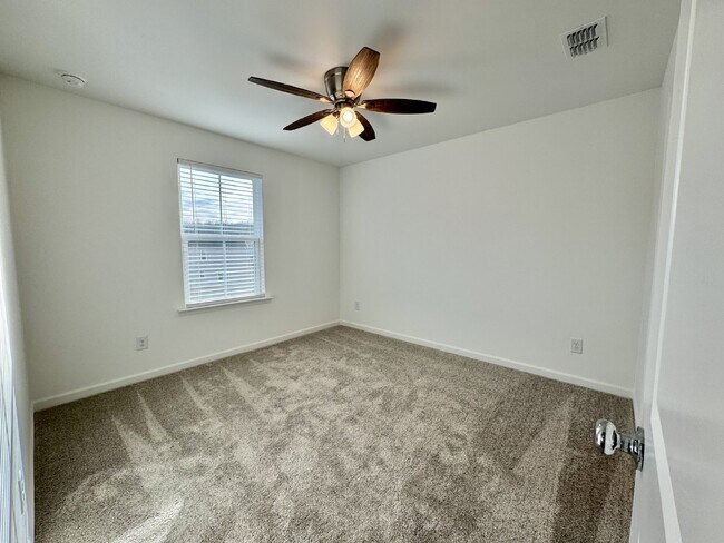 Building Photo - Like New 5 Bedroom Home with Community Amenities