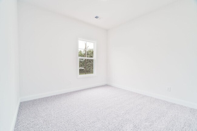 Building Photo - Modern New Build Minutes from Downtown Cha...