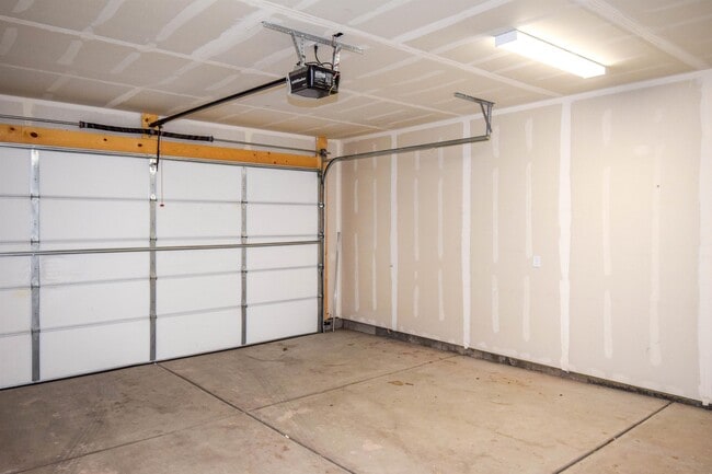 Building Photo - 705 E 730 N