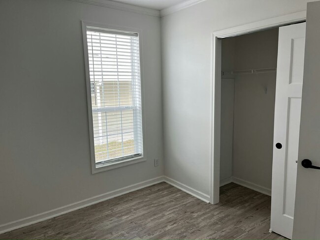 Building Photo - 3805 Vine Trl