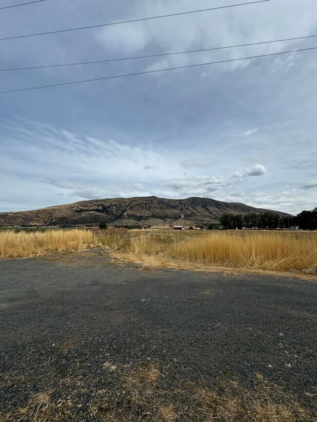 Building Photo - Pet Friendly 2bdrm, 2 bath home in the Cou...
