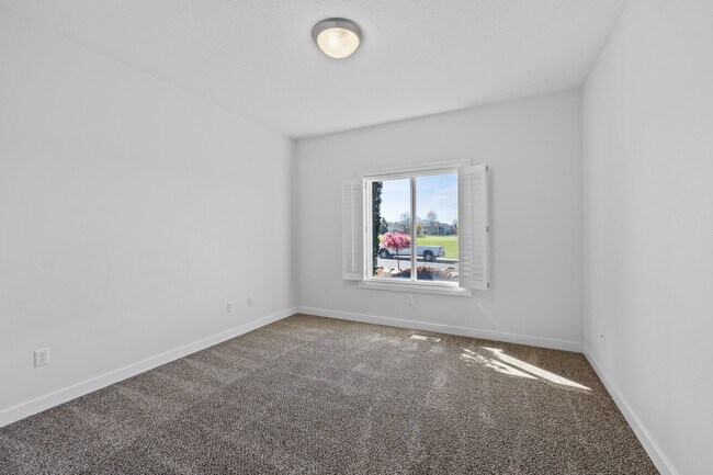 Building Photo - 143 Pine Lake Dr