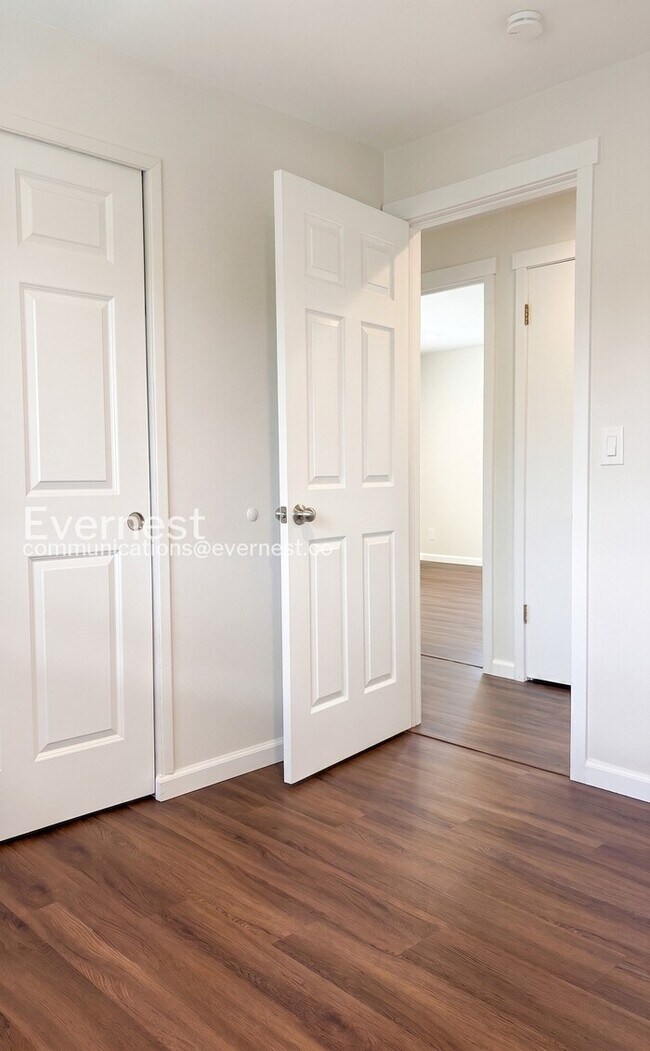 Building Photo - 3-Bed/2.5-Bath Home with Fenced Yard & Attached Garage/Available Now!
