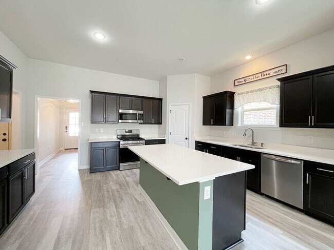Building Photo - 4 Bedroom House in Hunters Trace