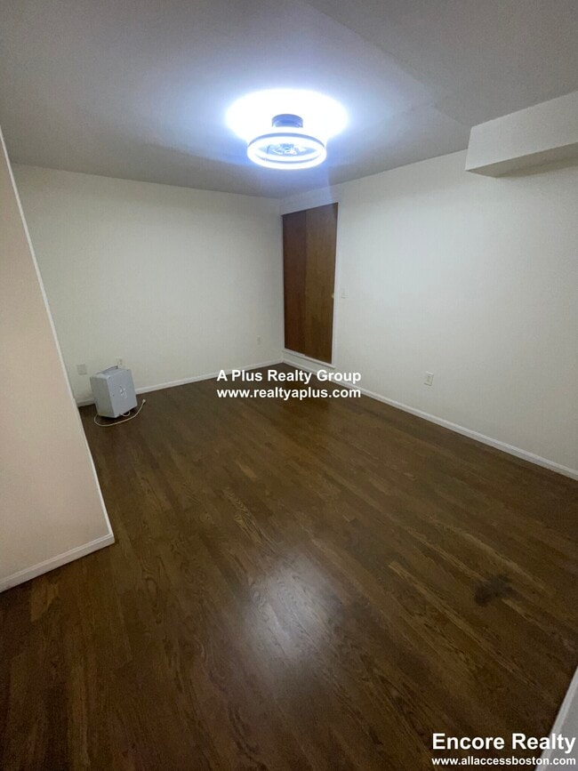 Building Photo - 842 South St