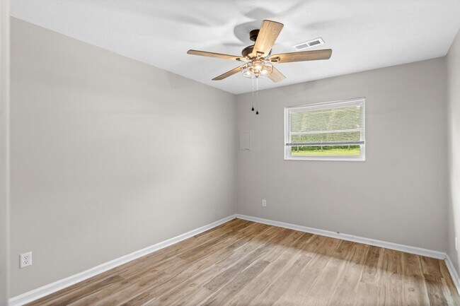 Building Photo - 1301 Farmingdale Dr