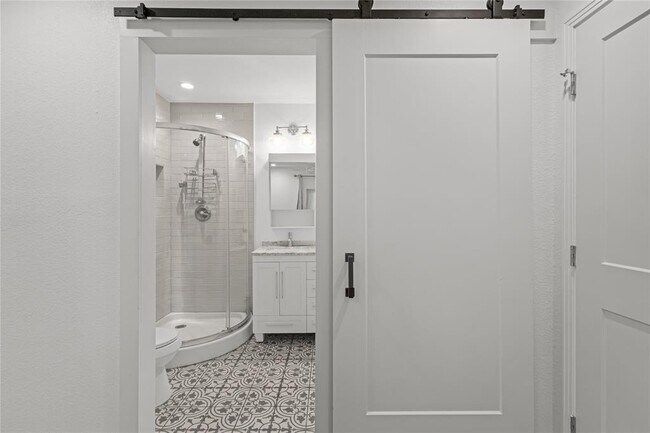 Building Photo - 713 E 45th St