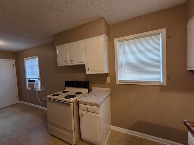 Building Photo - 2192 Lisa Ave