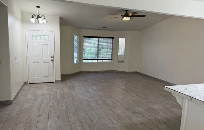 Building Photo - 409 W Packwood Ave