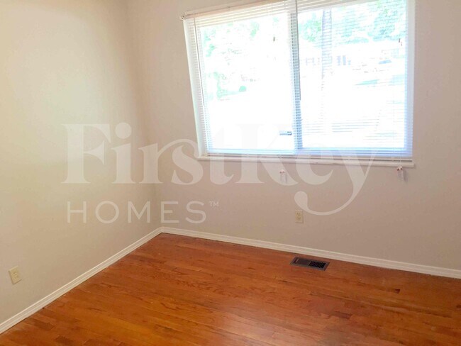 Building Photo - 2275 Glenoro Dr