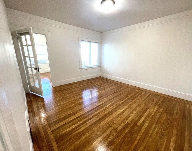 Building Photo - SF Renovated 4 Bed / 2 Bath / 2,170 SF House