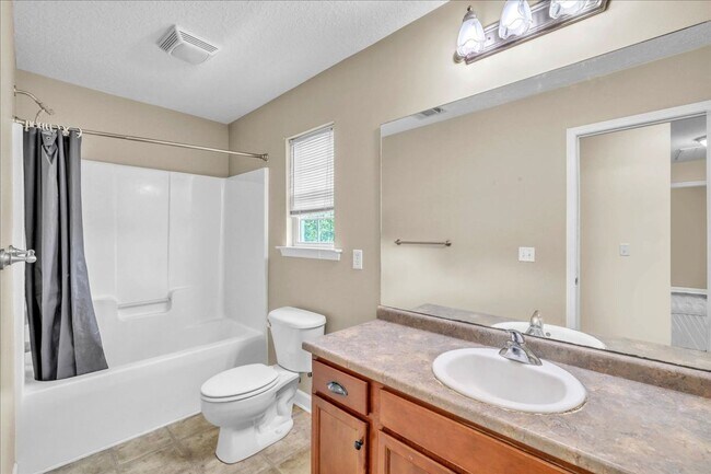 Building Photo - Spacious 4 Bed, 2.5 Bath in White Oak