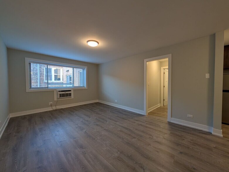 Building Photo - 530 W Surf St