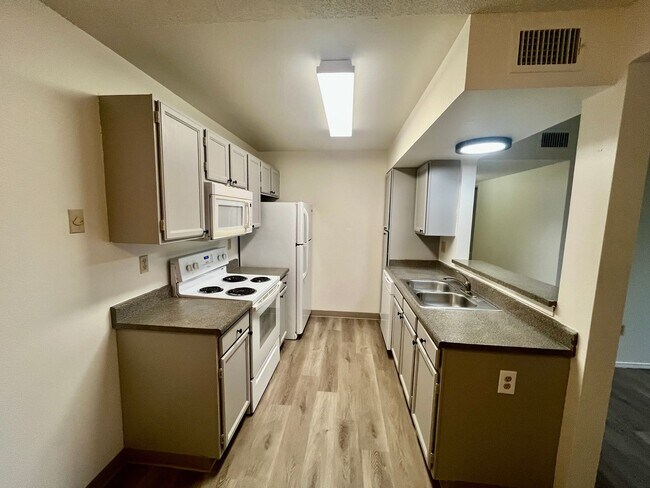 Building Photo - 2bd/2ba Washer/Dryer in unit!!!