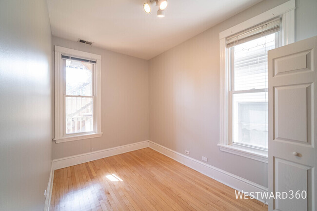 Building Photo - 3/2 Lakeview Duplex Available 5/1!  Centra...