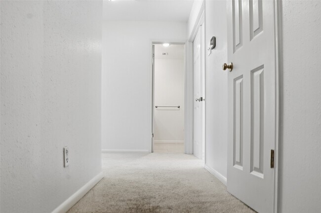 Building Photo - 5817 Valley Forge Dr