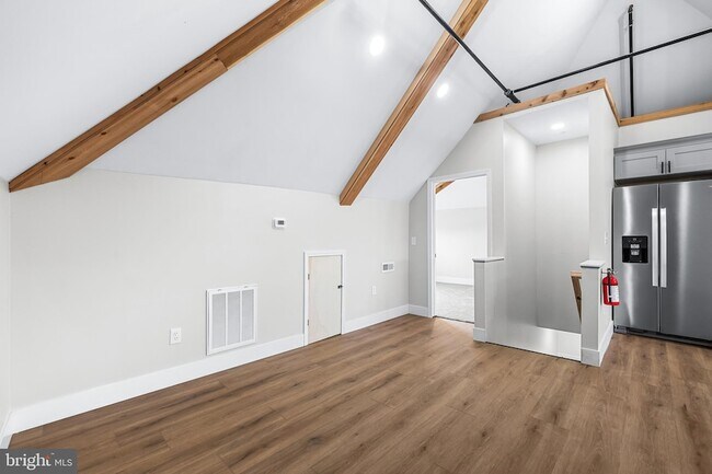 Building Photo - 320 W King St