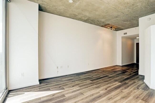 Building Photo - 5925 Almeda Rd