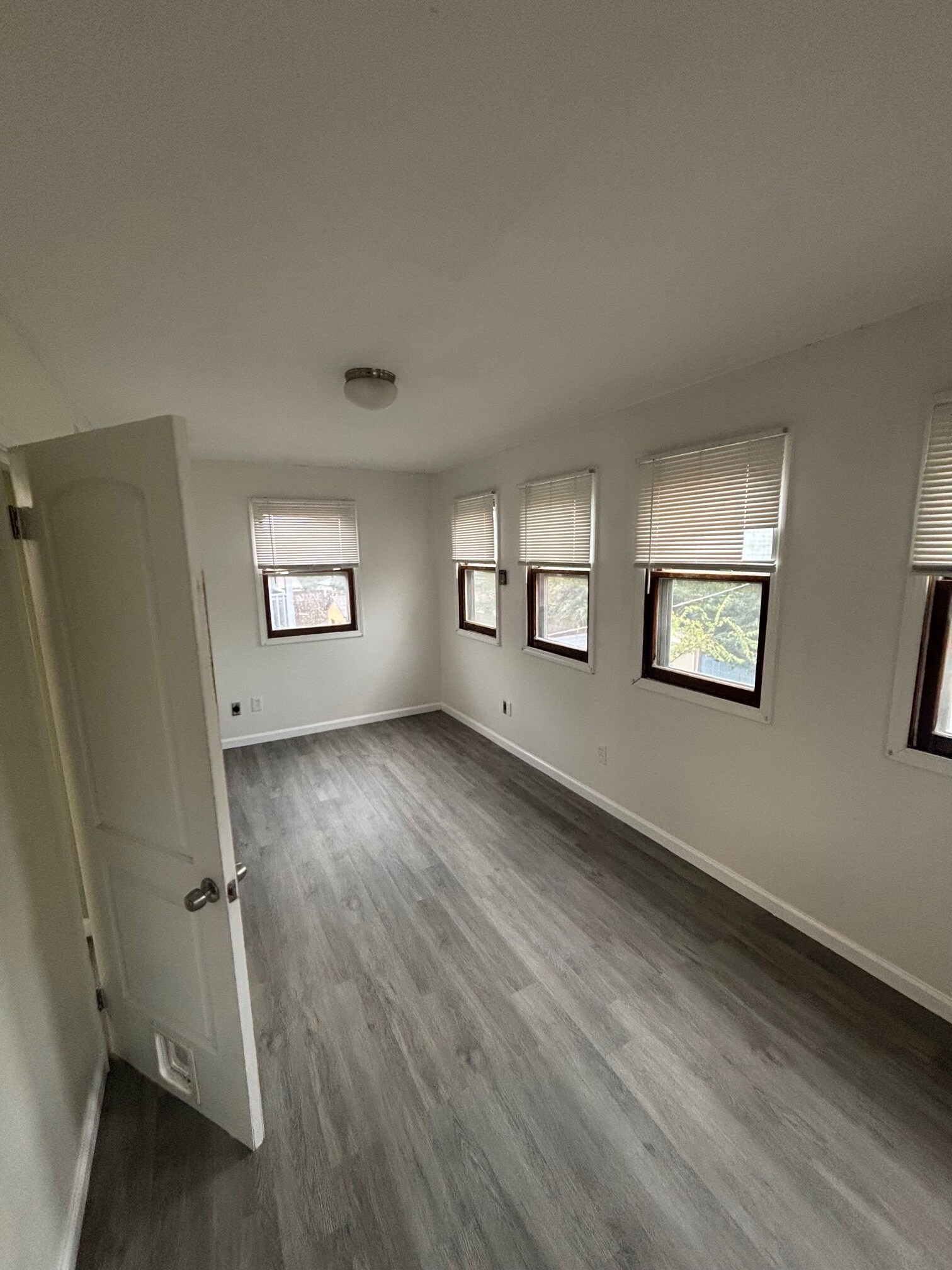 Building Photo - 5054 Winona Ave