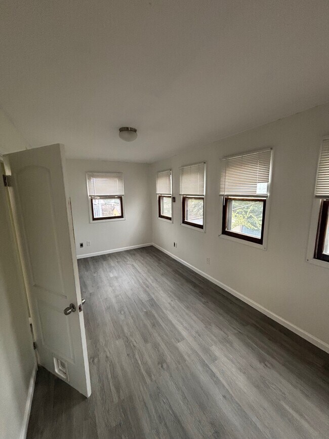 Building Photo - 5054 Winona Ave