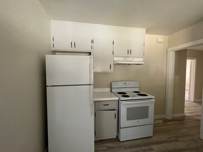 Building Photo - Single Family Home Centrally Located off H...