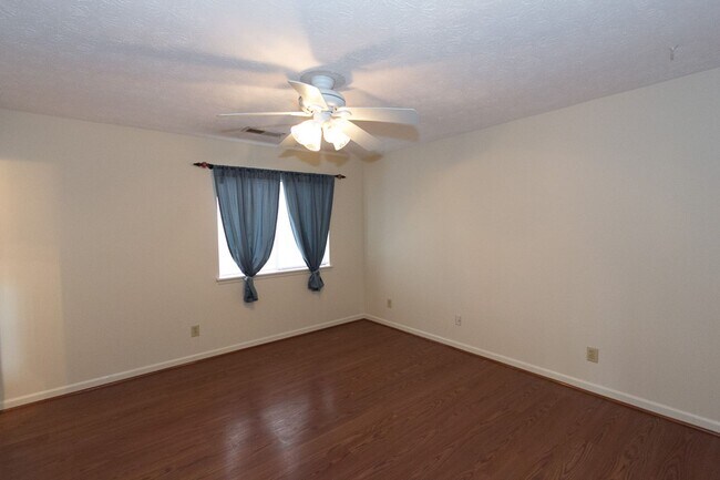 Building Photo - COMING SOON - Spacious 3 Bedroom, 2 Bathro...