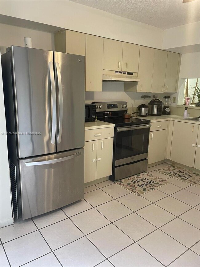 Building Photo - 8270 SW 149th Ct