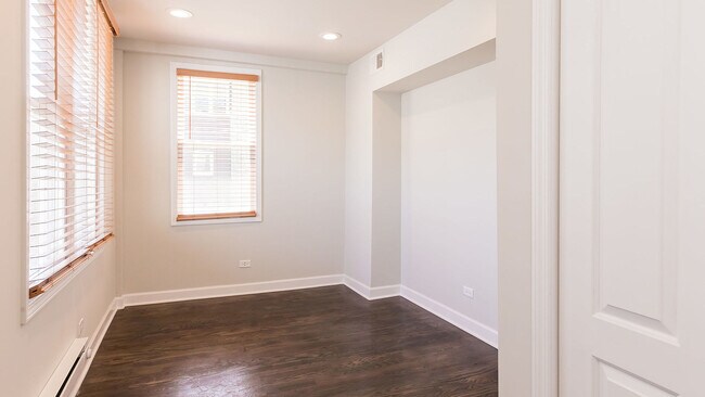 Building Photo - 6429 N Lakewood Ave