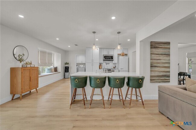 Building Photo - 513 Santa Clara Rd